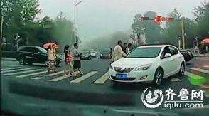 网红爆料青岛事故车视频,惊险瞬间引发网友热议